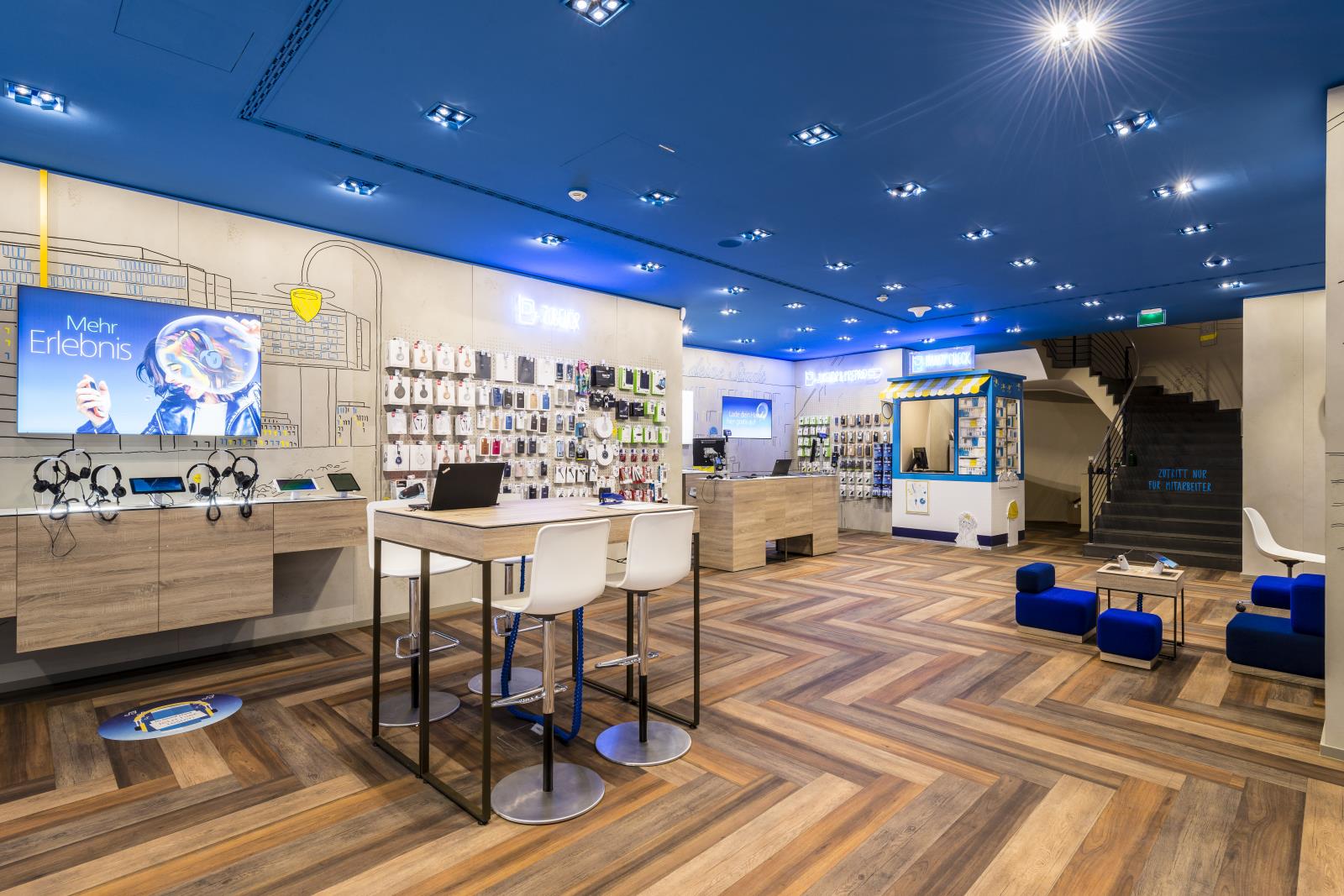 普陀區(qū)90平藍白色調手機營業(yè)廳辦公室裝修設計-第4張圖片-上海古都建筑設計集團