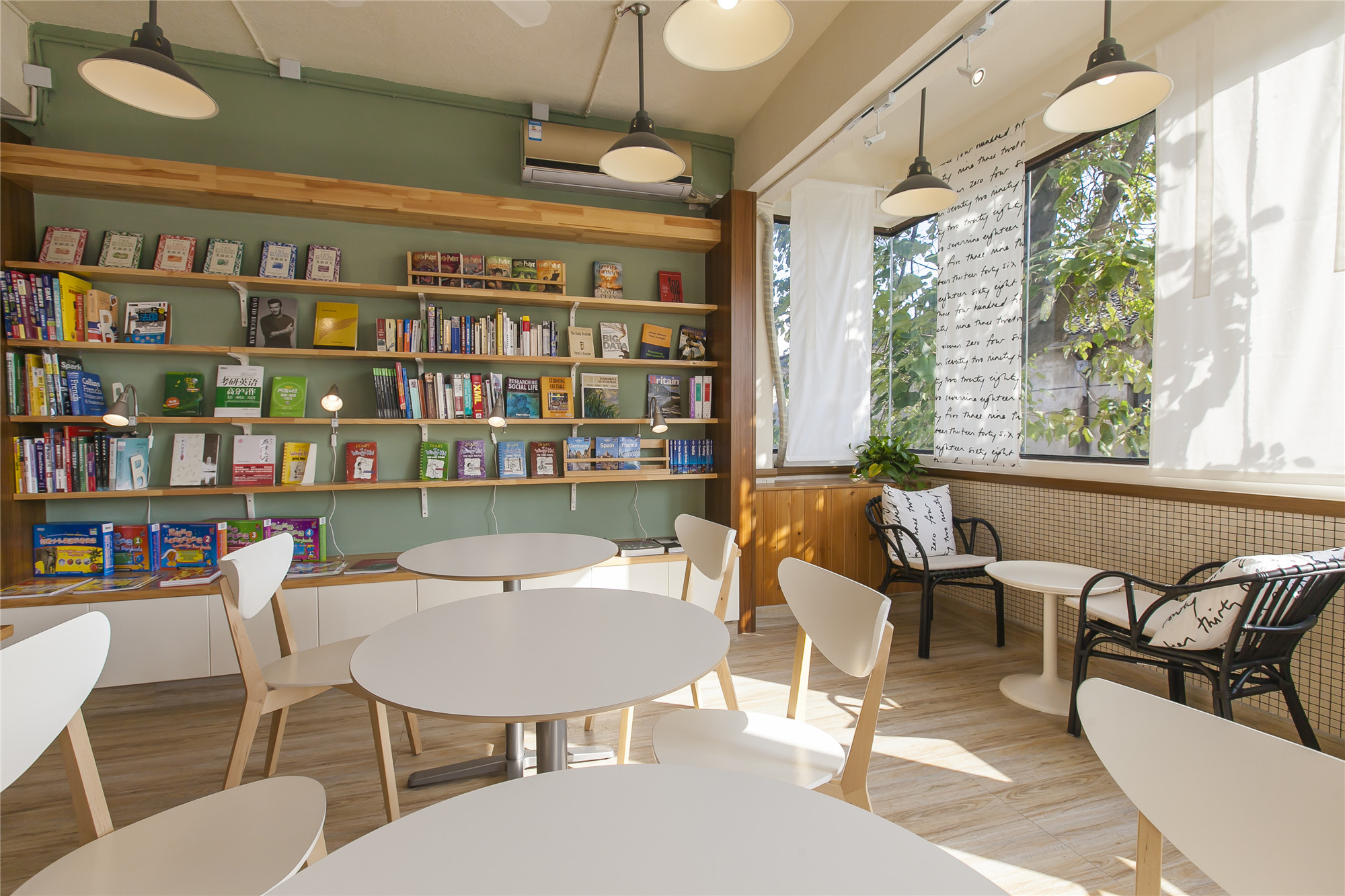 小型簡(jiǎn)約書店裝修設(shè)計(jì)-第2張圖片-上海古都建筑設(shè)計(jì)集團(tuán) 小型簡(jiǎn)約書店裝修設(shè)計(jì)-第2張圖片-上海古都建筑設(shè)計(jì)集團(tuán)